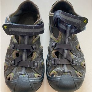 Merrell Boys Sandals Size 2. Only worn for a week